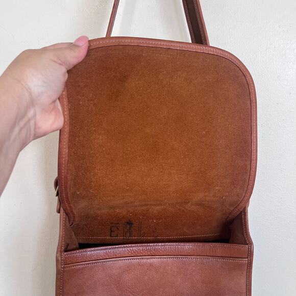 Vintage Coach Saddle Shoulder Bag British Tan Cowhide Leather Flap 70s USA 8101 - Picture 9 of 16